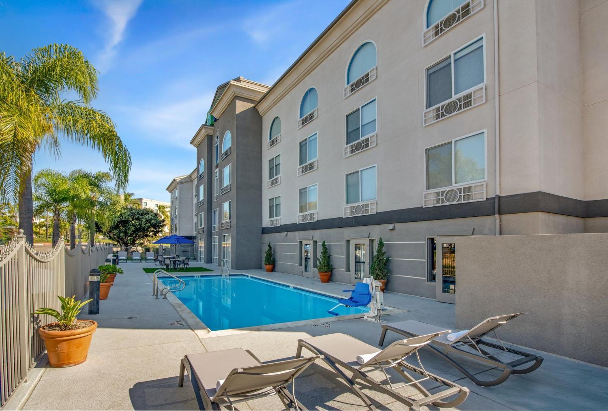 Holiday Inn Express San Diego - Sorrento Valley By Ihg Exterior photo